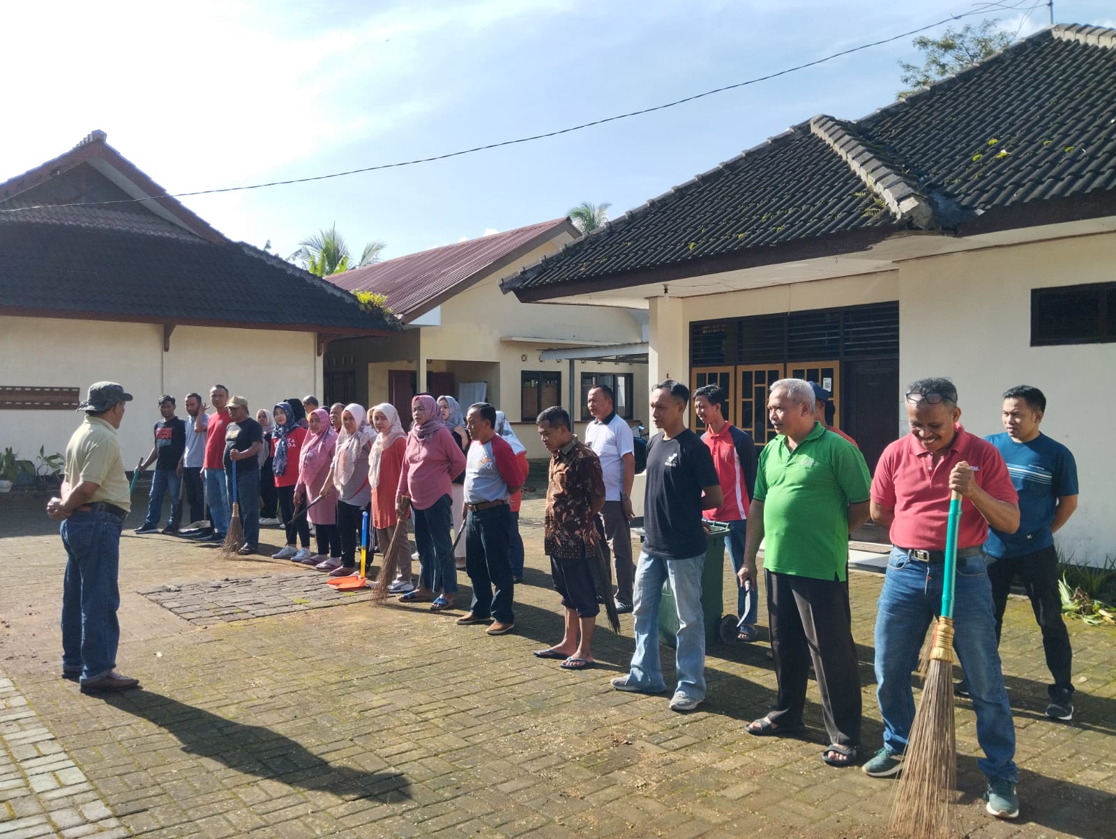 kerja-bakti-peduli-lingkungan-dalam-rangka-hpsn-2025