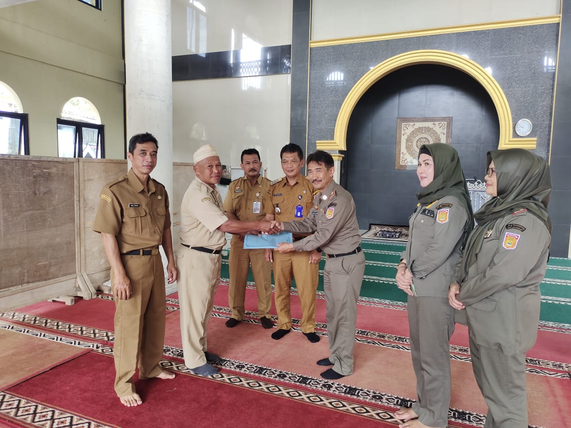 penyerahan-bantuan-hasil-kegiatan-tarawih-keliling